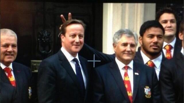 VIDEO. Manu Tuilagi fait des oreilles de lapin au Premier ministre anglais David Cameron