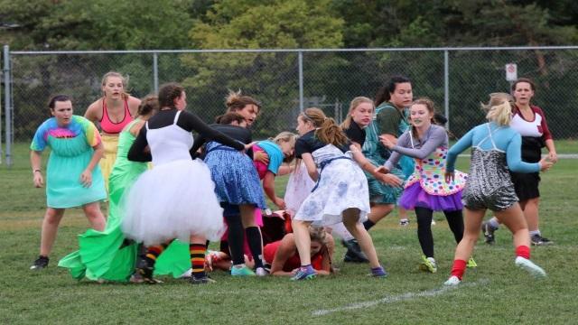 VIDEO. INSOLITE : aux Etats-Unis, le rugby féminin peut se jouer... en robe de soirée