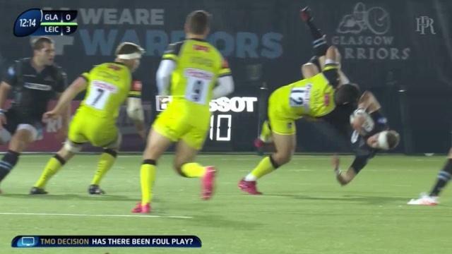 VIDÉO. Matt Toomua plante Finn Russell comme un parasol... mais échappe au rouge