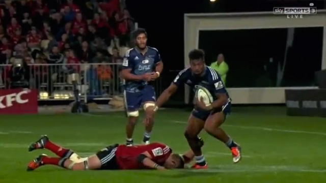 VIDEO. Super Rugby. Richie McCaw se fait éteindre par Lolagi Visinia