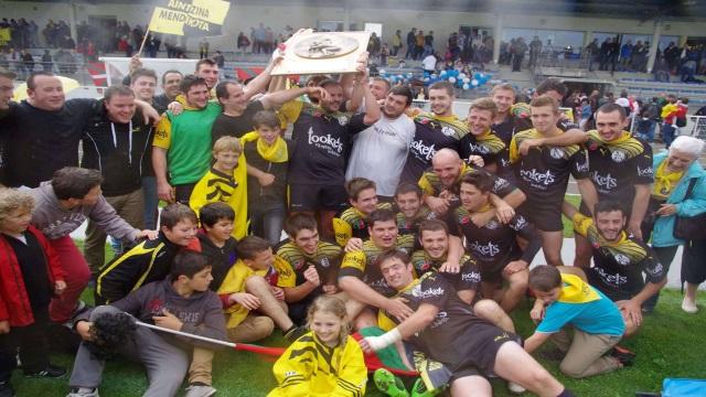 PHOTOS. RUGBY AMATEUR : les champions de France du week-end posent avec leurs boucliers