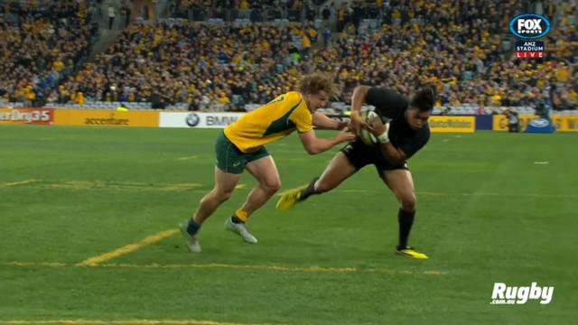 VIDEO. FLASHBACK. 2015. Michael Hooper stoppe Julian Savea avec un énorme plaquage au ballon 