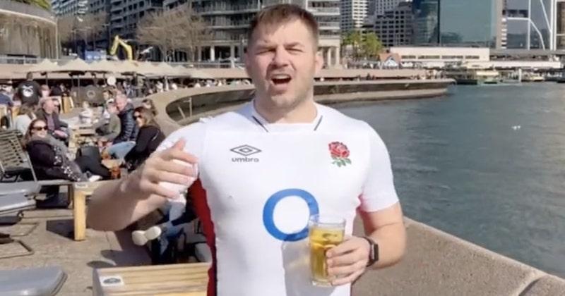 VIDÉO. Après un pari perdu, Drew Mitchell se retrouve en slip et avec un maillot de l'Angleterre