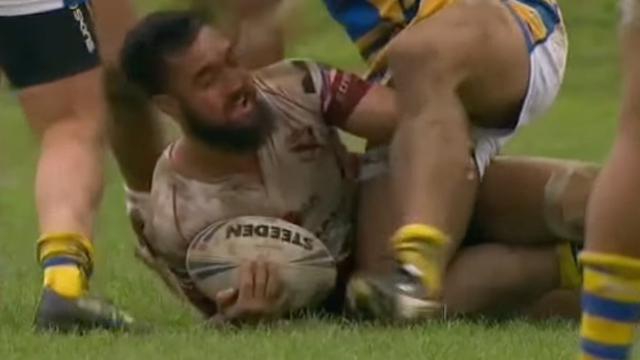 XIII. Mordu par un adversaire, Dion Snell se fait justice avec un vilain coup de poing