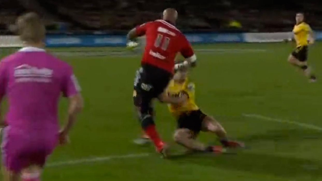 VIDEO. Super Rugby. Nemani Nadolo destronche 3 défenseurs et libère le ballon pour l'essai