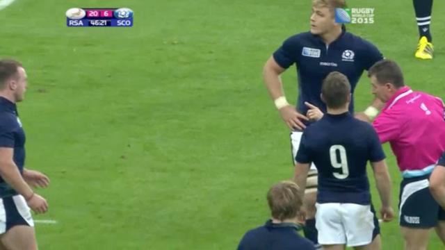 VIDÉO. INSOLITE. Nigel Owens renvoie Stuart Hogg dans ses 22 après une vilaine simulation