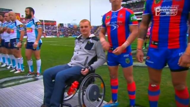 VIDÉO. NRL : Les Knights et les Titans rendent hommage à Alex McKinnon, paralysé en mars dernier