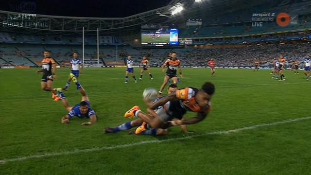 VIDEO. NRL. La passe décisive miraculeuse de Kevin Naiqama pour l'essai de James Tedesco