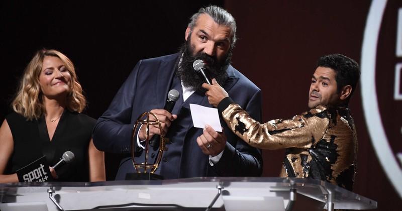 VIDEO. WTF. Nuit du Rugby - Jamel Debbouze défie Sébastien Chabal en mêlée