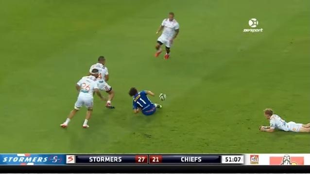 Video. Insolite. L'incroyable "offload de l'année" de Dillyn Leyds dans le Super Rugby