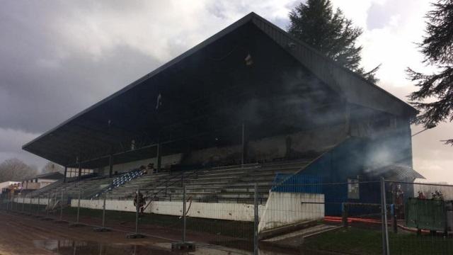 Fédérale 1 - FC Oloron : un incendie détruit la tribune principale du stade Saint-Pée