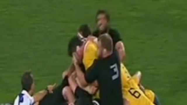 VIDÉO. All Blacks - Owen Franks coupable d'une fourchette sur Kane Douglas ?