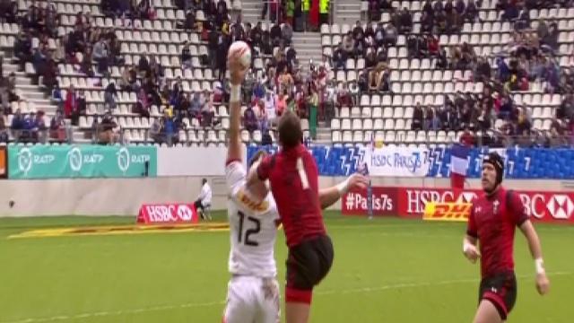 VIDÉO. PARIS 7s. Le Canadien Adam Zaruba marque un essai après une réception incroyable à une main !