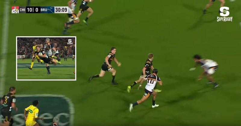 VIDÉO. Super Rugby. Passe dans le dos, replacement et prise d'intervalle, le récital de Damian McKenzie