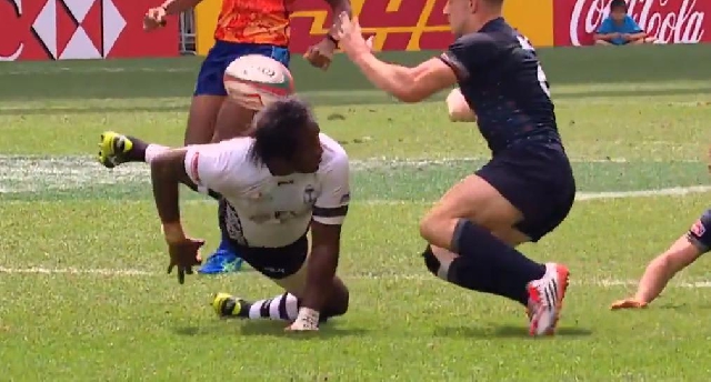 VIDEO. Hong Kong Sevens. Jerry Tuwai régale avec un offload chistera des familles pour l’essai