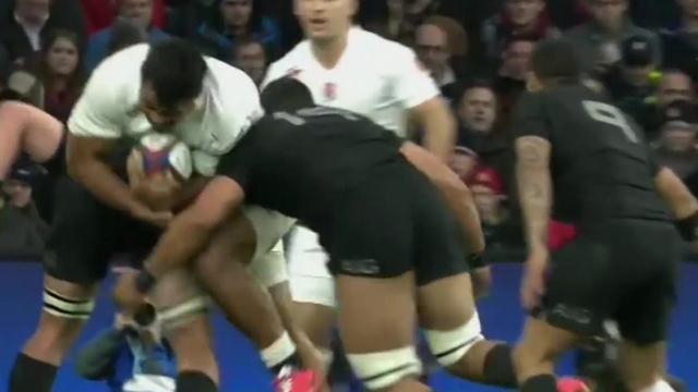 VIDEO. Angleterre - All Blacks : Patrick Tuipulotu détruit Billy Vunipola à l'impact