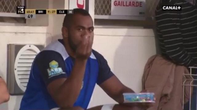 VIDEO. INSOLITE - Top 14 : en plein match, Peceli Yato offre des bonbons aux jeunes supporters de l'ASM