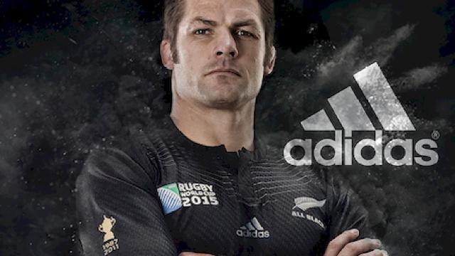 PHOTOS. Les All Blacks dévoilent leur nouveau maillot pour la Coupe du monde 2015