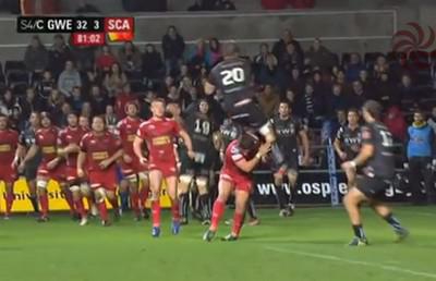 Festival Scarlets : une faute horrible et deux cartons rouges dans les dernières minutes