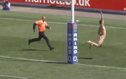 Un streaker élimine cinq stadiers et finit dans l'en-but