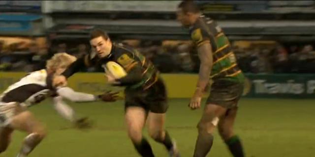 VIDEO. Premiership. En mode air-plaquage, Charlie Walker se fait passer dessus par George North