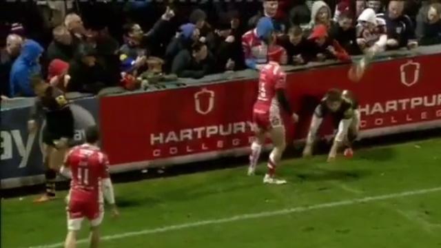 VIDEO. Premiership : Suspendu un an pour avoir vidé sa bière sur un joueur des Wasps pendant le match face à Gloucester