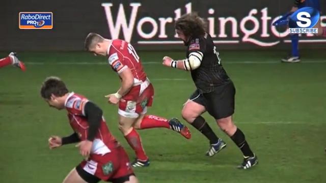 VIDEO. Le pilier des Ospreys Adam Jones fait le sprint de sa vie face au centre des Scarlets