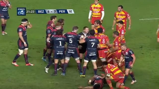 VIDEO. Pro D2 : Quand l'arbitre s'interpose entre dix joueurs pour éviter la bagarre générale