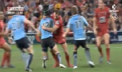 L'attentat de Quade Cooper sur Berrick Barnes