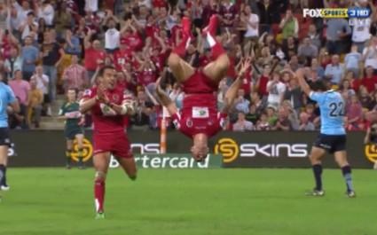 Quade Cooper marque et fait un flip arrière