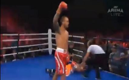 Quade Cooper gagne son premier match de boxe chez les pro face à Barry Dunnett