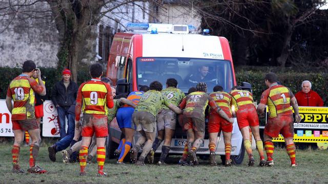 PHOTO. Quand l'arbitre et les joueurs amateurs poussent le camion de pompiers embourbé