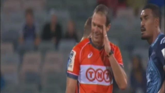 VIDEO. Super Rugby - Quand l'arbitre détourne le regard pour ne pas revoir l'horrible passe de Ma'a Nonu