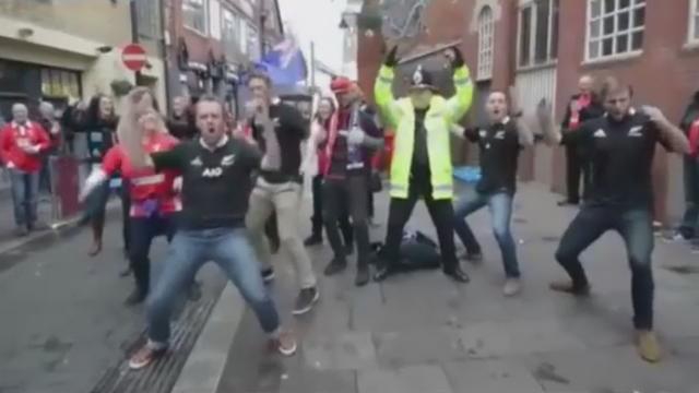 VIDEO. INSOLITE. Quand la police se joint aux supporters pour un haka dans les rues de Cardiff 