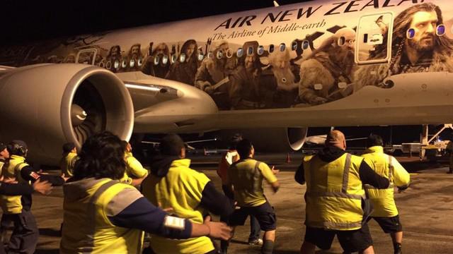 VIDEO. INSOLITE. Quand le personnel de l'aéroport encourage les All Blacks avec un haka sur le tarmac