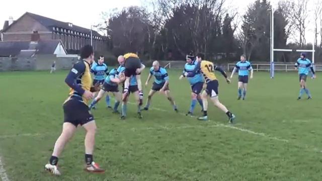 VIDEO. Rugby amateur #45 : Il percute, soulève et emporte son adversaire comme un sac à patates