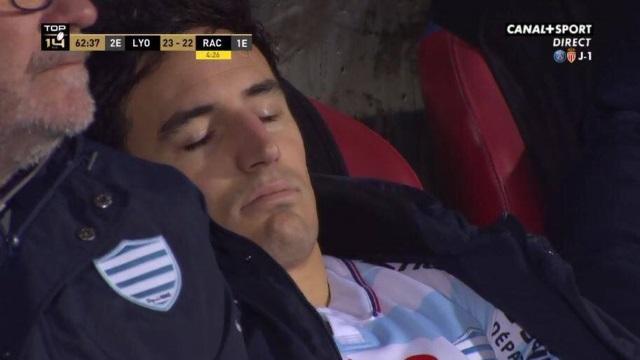 VIDEO. Top 14 - Racing 92 : les images inquiétantes de Benjamin Dambielle endormi sur le banc après un KO