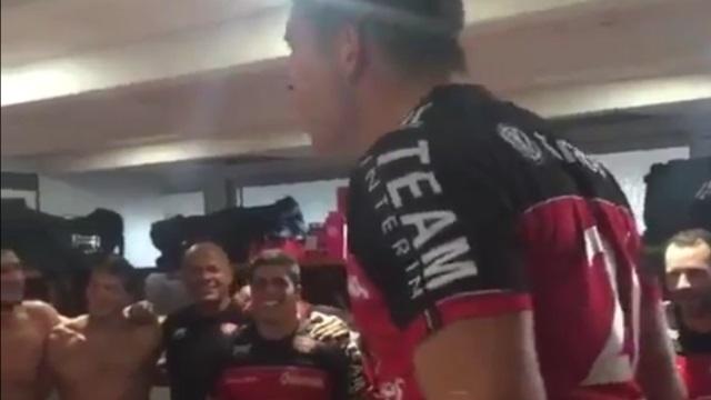 VIDEO. RCT : le jeune Anthony Belleau mène le Pilou Pilou dans le vestiaire après la victoire sur Toulouse