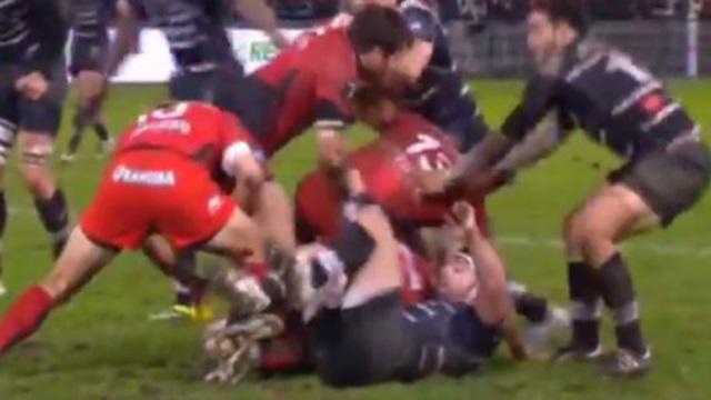 VIDEO. RCT - Craig Burden perd son sang-froid et envoie deux belles mournifles