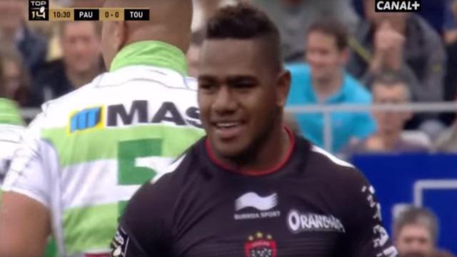 VIDEO. Top 14 : Josua Tuisova s'amuse face à Damien Traille et l'envoie sur les fesses