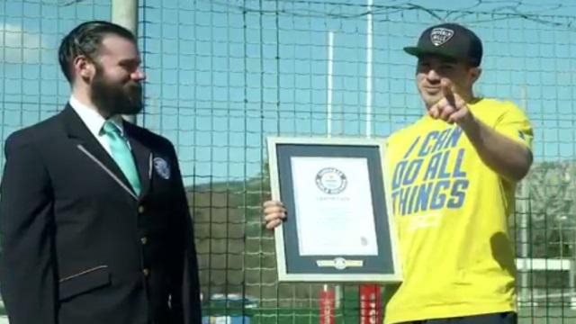 VIDEO. INSOLITE : Drew Mitchell entre dans le Guinness Book avec un record du monde improbable