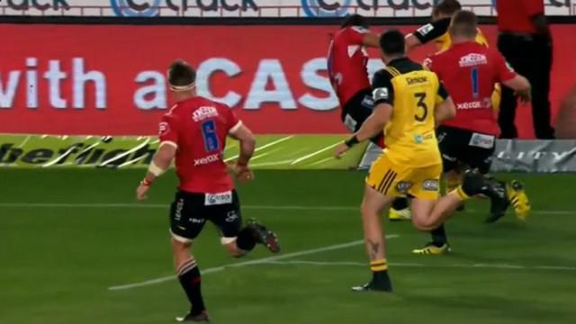 VIDEO. Super Rugby. L'ailier des Lions s'envole sur 5 mètres après une énorme percussion de Reggie Goode 