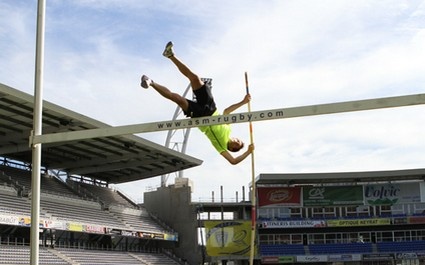 Renaud Lavillenie franchit la barre transversale à la perche