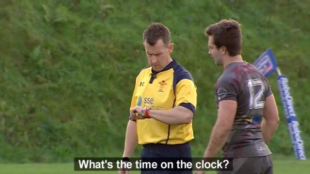 VIDEO. Une semaine après la finale de la Coupe du monde, Nigel Owens arbitre un derby amateur