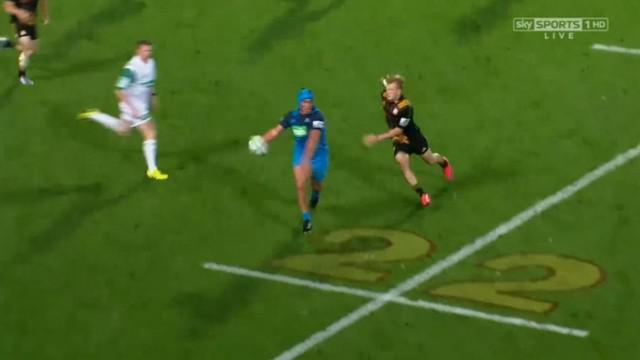 VIDEO. Super Rugby. Damian McKenzie termine dans les tribunes après une énorme feinte du talonneur des Blues