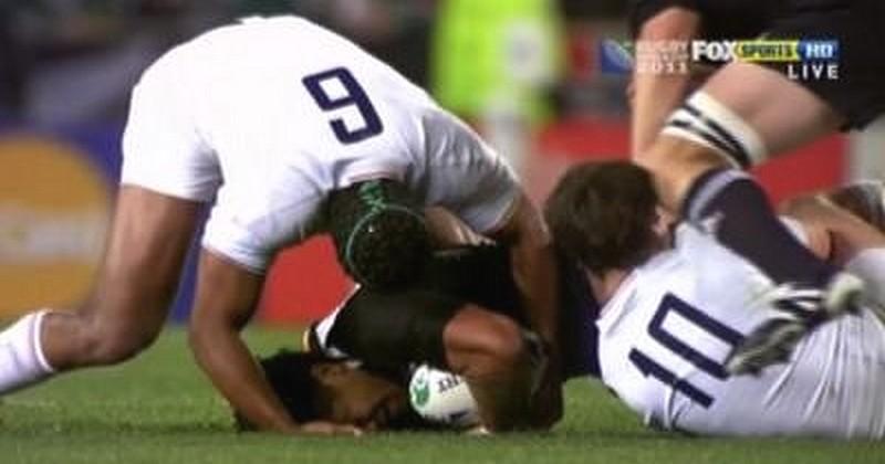 VIDEO. Coupe du monde 2011. Finale. Richie McCaw donne un coup de poing et de genou à Parra