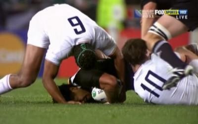 Richie McCaw donne un coup de poing et de genou à Parra Richie McCaw donne un coup de poing et de genou à Parra