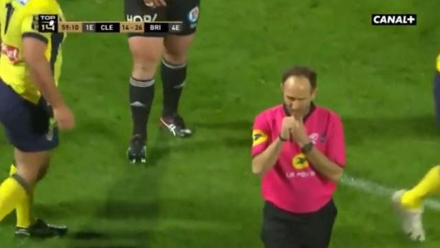 VIDEO. INSOLITE - Top 14 : quand Romain Poite avale son sifflet en plein Clermont - Brive