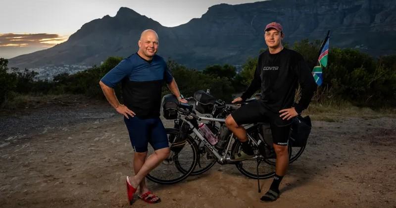 22 000 kilomètres à vélo pour amener un sifflet très spécial à Paris, c'est l'extraordinaire voyage de Ron Rutland