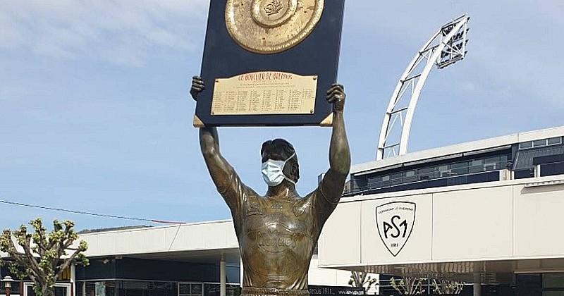 Un supporter de la Yellow Army protège la statue d'Aurélien Rougerie